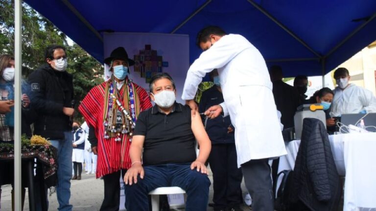 CHOQUEHUANCA ES VACUNADO COVID