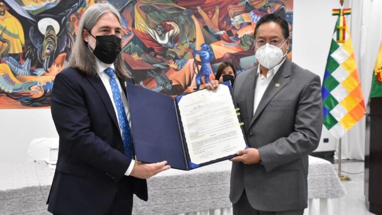 LUIS ARCE RECIBE GALARDON DEL PARLAMENTO ANDINO