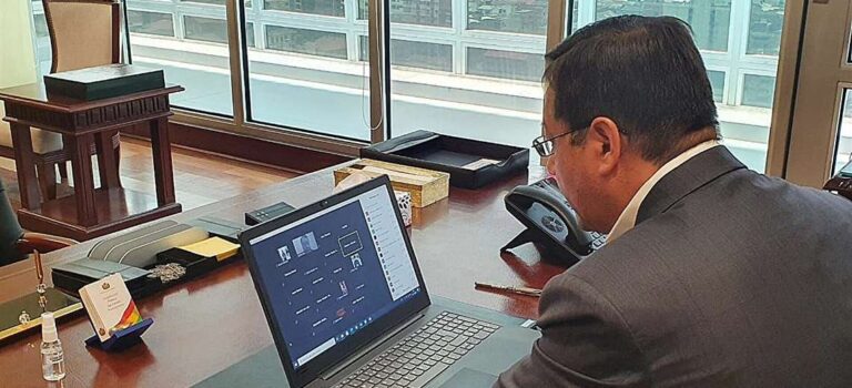 PRESIDENTE DANDO CLASES