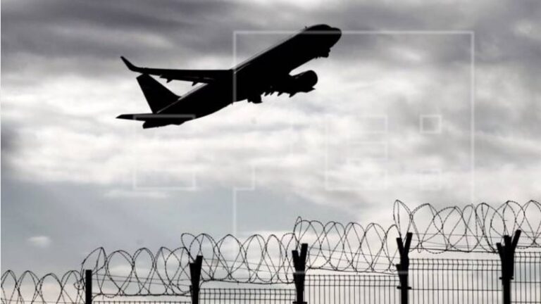 AVION COMERCIAL VOLANDO EN RUSIA