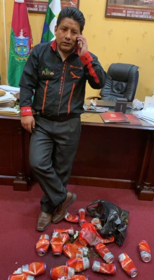 GOBERNADOR DE LA PAZ SANTOS CON SUS LATAS DE CERVEZA