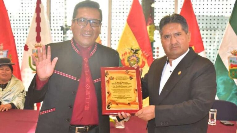 PRENSA CONDECORA A MAMANI