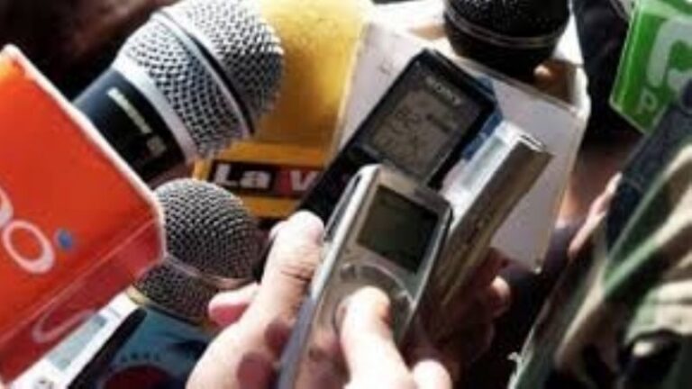 prensa microfonos