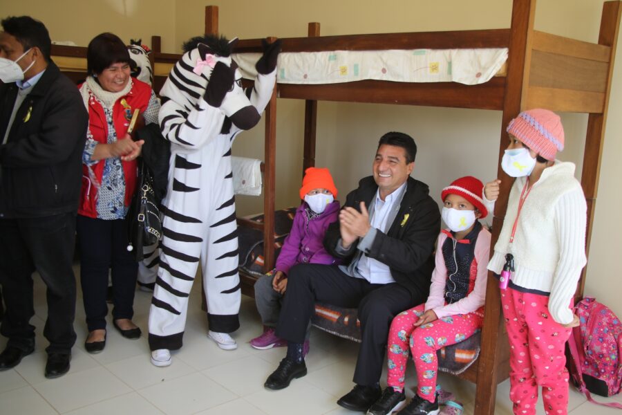 ALCALDE TORREZ EN HOGAR LUZ DE ESPERANZA