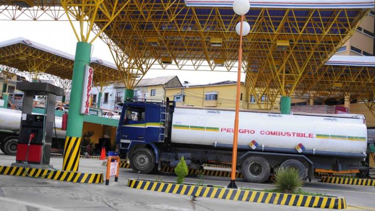 image-camiones-cisterna-que-transportan-comb_21-2103098_20220530002214