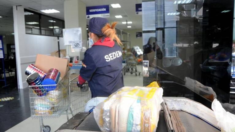 MUJERES RECOGEN PRODUCTOS DEL SEDEM
