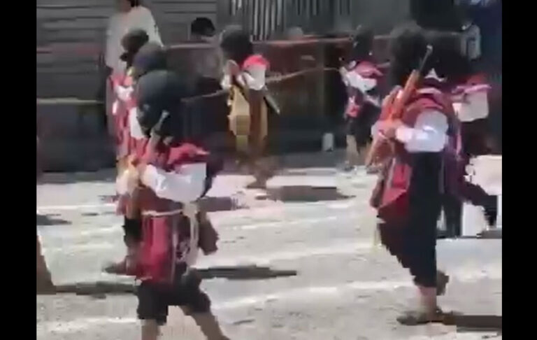 NIÑOS ENCAPUCHADOS PONCHOS ROJOS