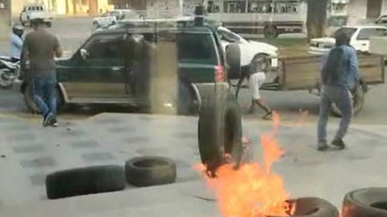 Quema de llantas frente a la Cainco. Unitel