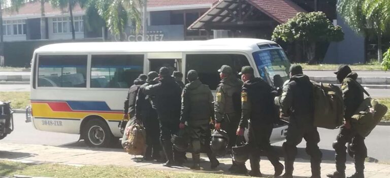 policas-suben-a-micro-para-traslado-a-provincias_270938277_1140x520