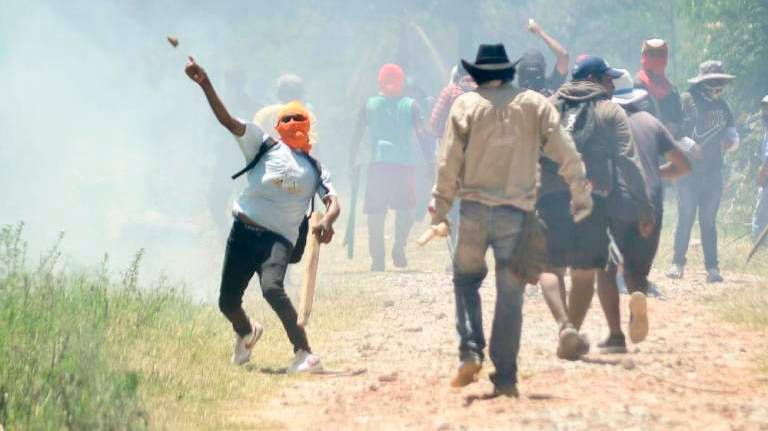 2022120897317-enfrentamiento-entre-vecinos-y-avasalladores-deja-2-heridos-21