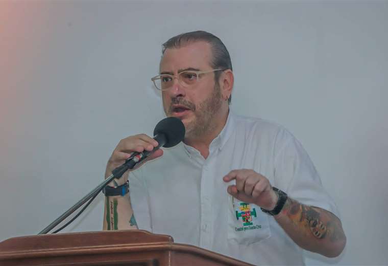 rmulo-calvo-durante-su-intervencin-en-la-asamblea-de-la-crucei_1242092652_760x520