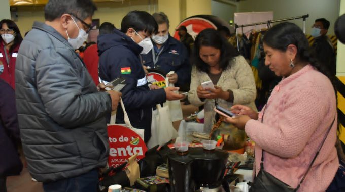 06.01.23-YPFB-apoya-a-la-industria-nacional-y-promociona-la-Feria-Consume-lo-Nuestro-entre-sus-funcionarios-680x380