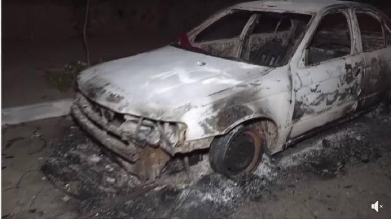 AUTO QUEMADO DE PERIODIODISTA EN SANTA CRUZ