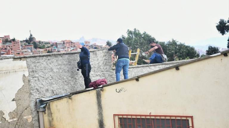Efectivos de la Policía revisan en predios del Hospital de Clínicas, de donde el reo brasileño fugó. APG