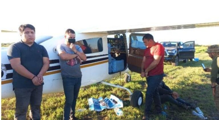 Los aprehendidos y el cargamento con sustancias ilegales que transportaban en una avioneta.