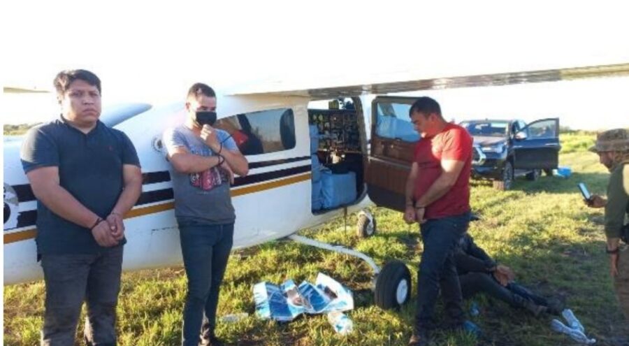 Los aprehendidos y el cargamento con sustancias ilegales que transportaban en una avioneta.