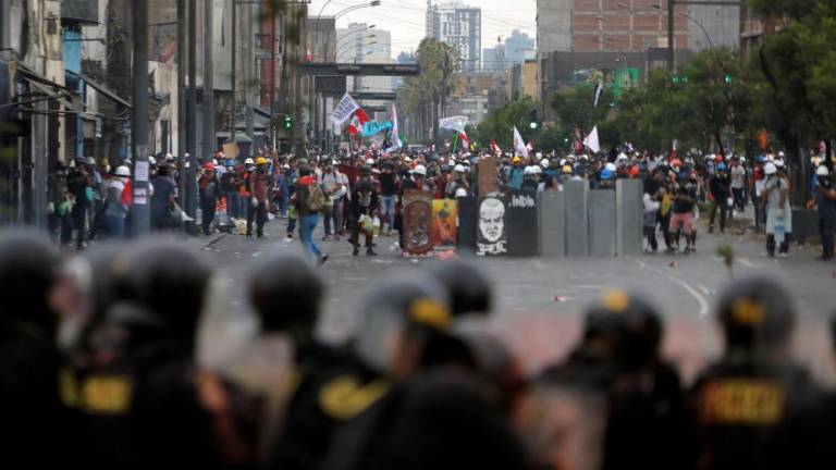MANIFESTANTES EN PERU VS POLICIA