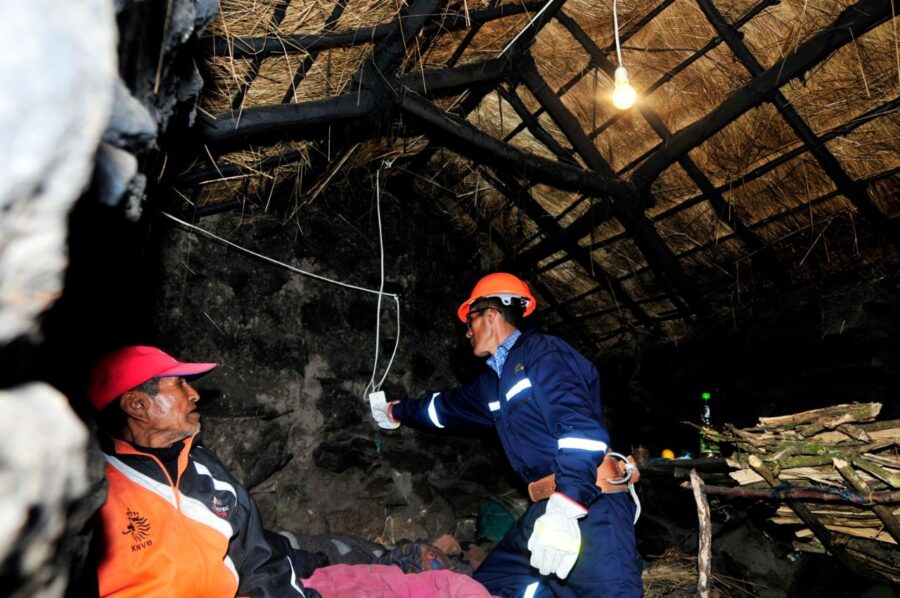 Una persona de la tercera edad que se beneficia con energía eléctrica.