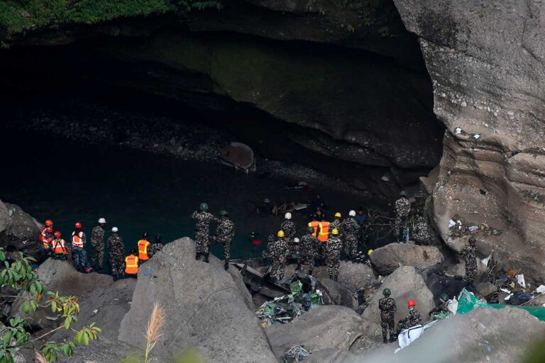 busqueda_de_cuerpos_tras_accidente_aereo_en_nepal
