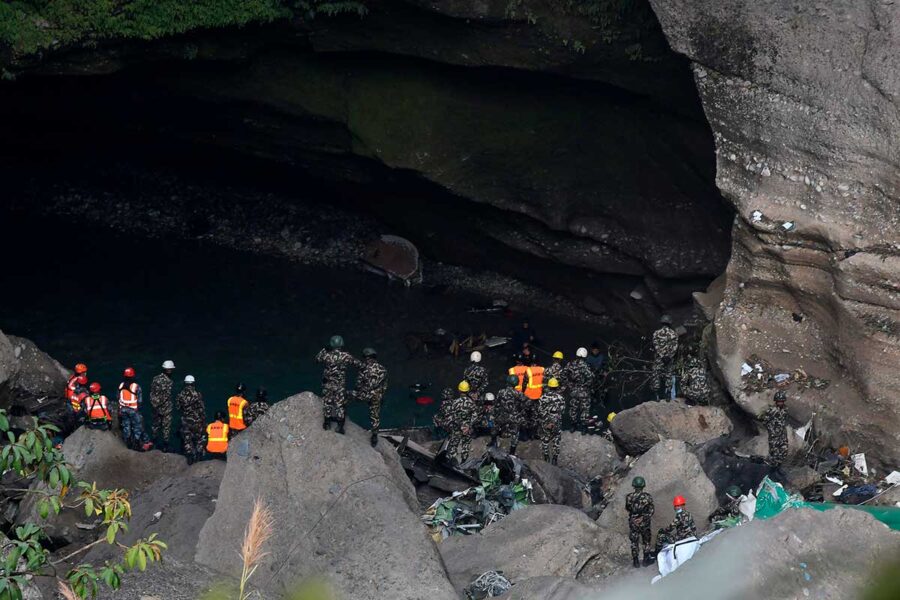 busqueda_de_cuerpos_tras_accidente_aereo_en_nepal
