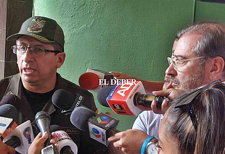el-comandante-de-la-polica-de-santa-cruz-y-rmulo-calvo