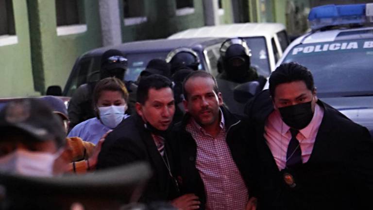 2022122899643-luis-fernando-camacho-aprehendido-ya-esta-en-la-felcc-de-la-paz_21-4876150_20230219050504