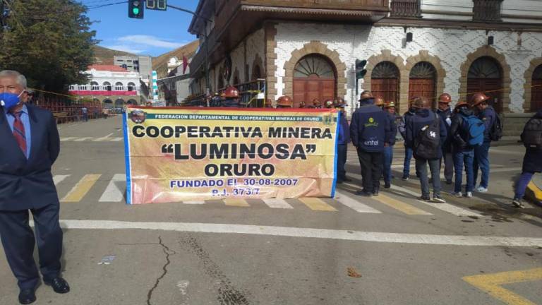 Un grupo de cooperativistas de la Luminosa instalan vigilia en alrededor de la plaza 10 de Febrero, hoy. Cortesía de periodista Roberto Canaviri
