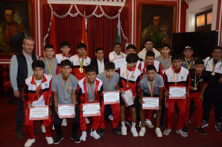 180423_Gobernacin_entreg_reconocimientos_a_campeones_nacionales_de_ftbol_de_las_categoras_Sub-17_y_Sub-15