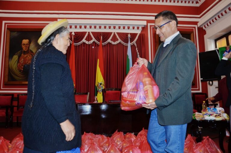 080523_Gobernacin_inici_la_entrega_de_21_mil_canastas_del_Adulto_Mayor_en_el_rea_urbana_de_Cercado
