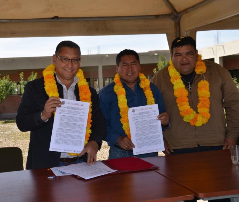 110523_Gobernador_firma_dos_convenios_para_la_construccin_de_tinglados_en_colegios_de_San_Lorenzo_y_La_Victoria