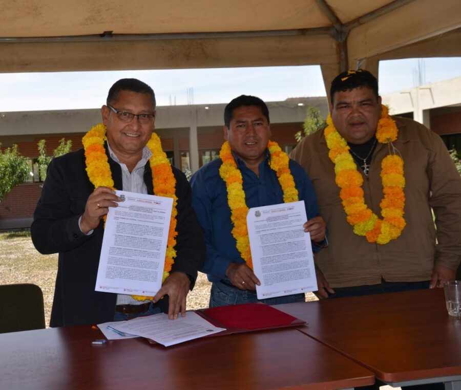 110523_Gobernador_firma_dos_convenios_para_la_construccin_de_tinglados_en_colegios_de_San_Lorenzo_y_La_Victoria