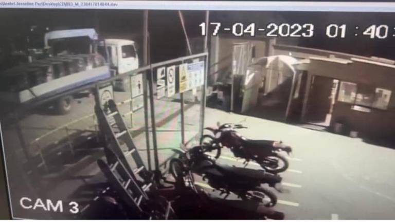 Las cámaras de seguridad captaron el momento en que un camión sale con los turriles de asfalto de Emavías