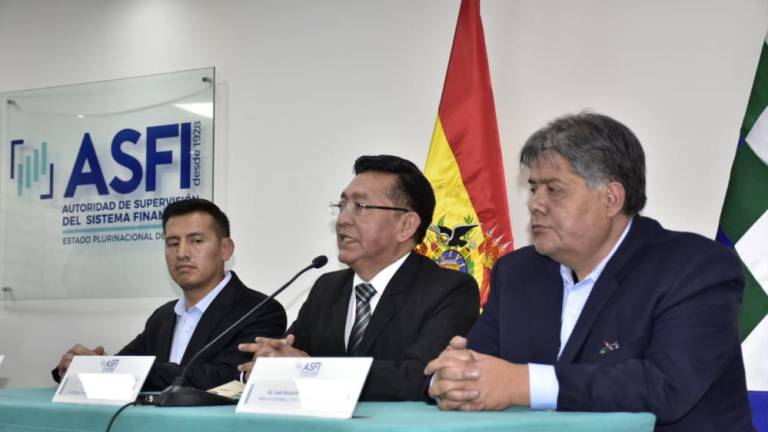 Luis Gonzalo Arauz (der.) durante una conferencia de prensa. APG