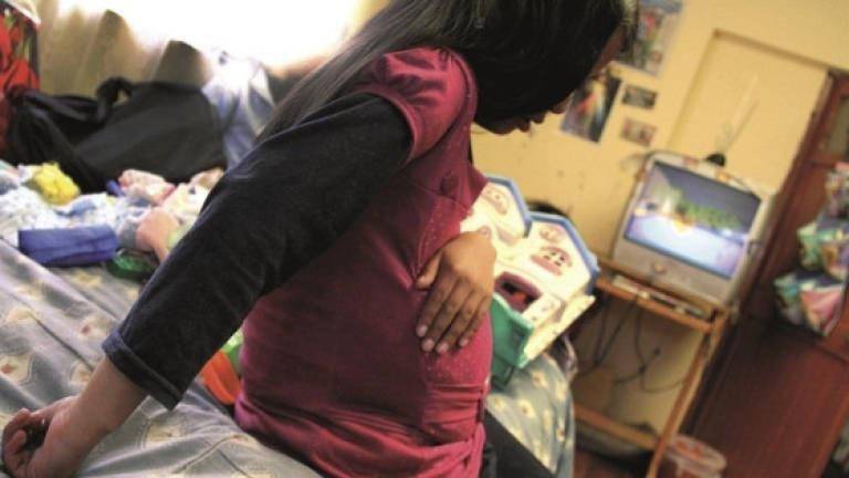 adolescente emabrazada