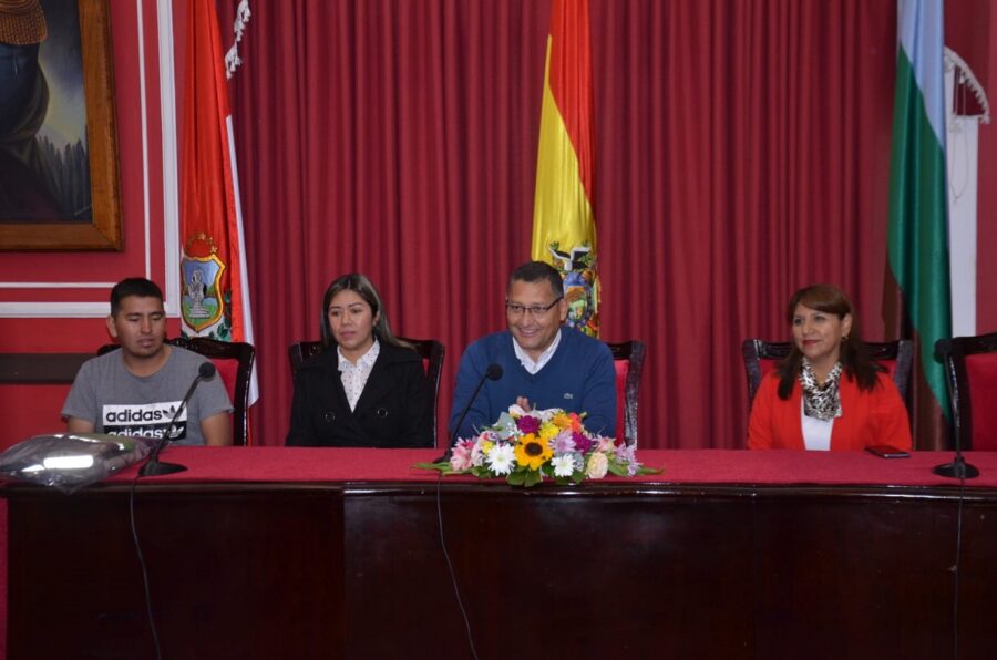 070623_Gobernador_entreg_tem_laboral_en_la_Subgobernacin_de_Cercado_al_padre_de_cuatrillizos