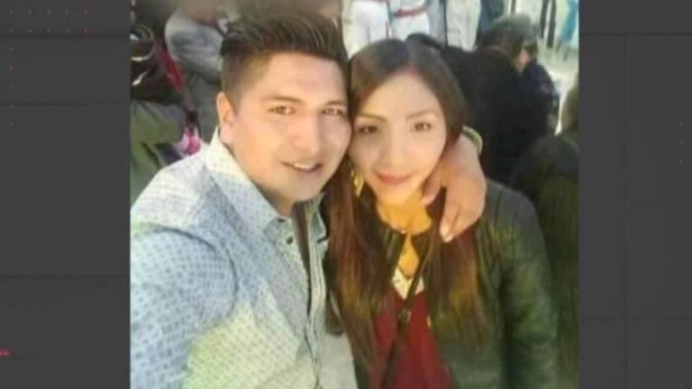 Ronald abraza a Paola en un evento al que asistió la pareja. Facebook