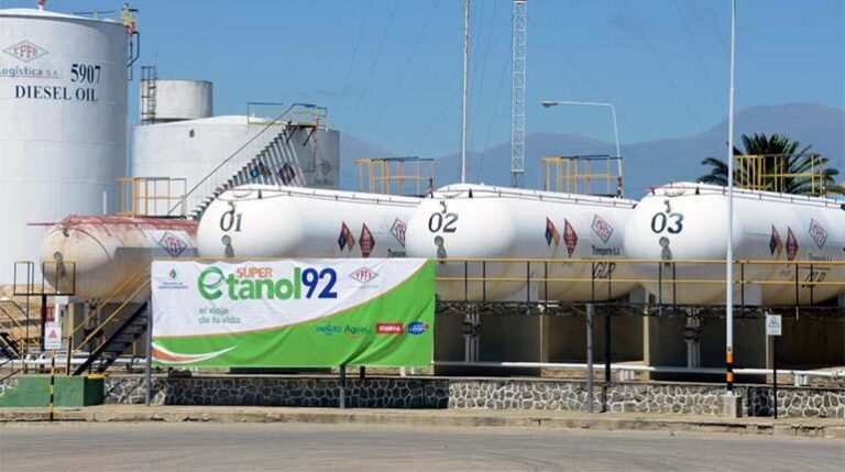 Tanques de almacenamiento de YPFB