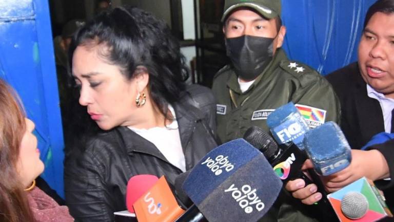 Testigo clave del caso coimas, Claudia Cortez, a su salida de la Fiscalía. APG