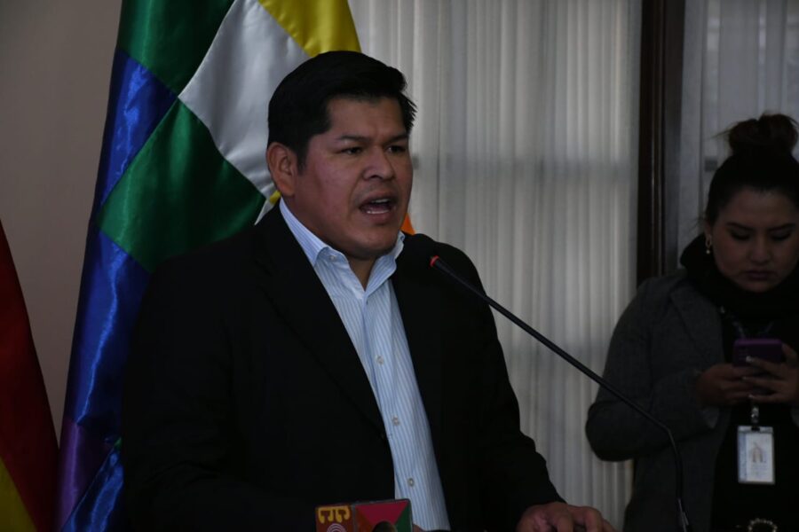 El viceministro Jaime Mamani en conferecnia de prensa.