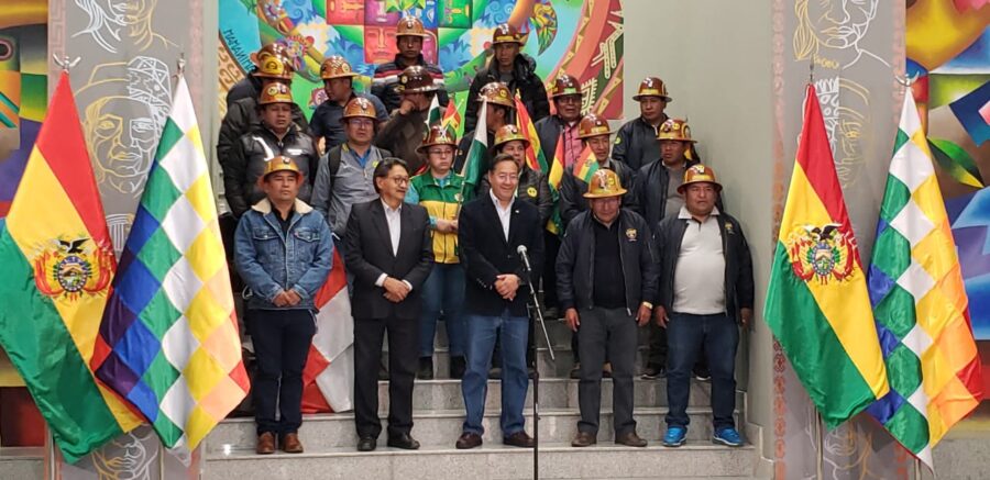 El presidente Luis Arce junto a los dirigentes de Fencomin.