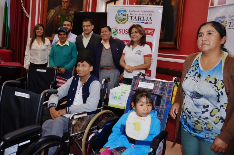 060923_Gobernacin_entreg_sillas_de_ruedas_prtesis_dentales_marcapasos_y_audfonos