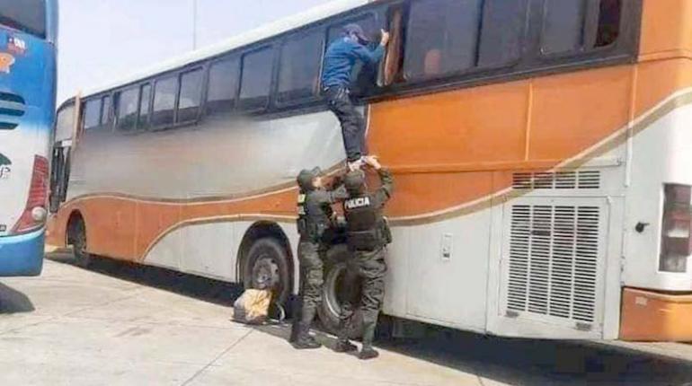 Así bajó el pasajero que se quedó dormido dentro un bus en El Alto