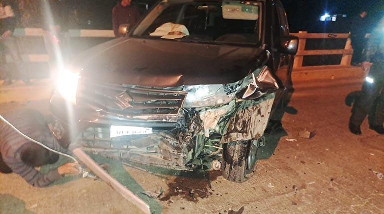 Así quedó el vehículo que conducía el alcalde de Punata, Jaime Zeballos tras el choque