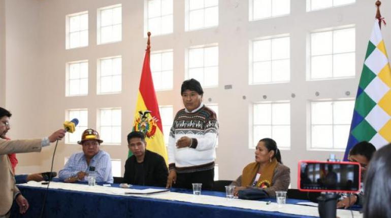 El jefe del MAS, Evo Morales, junto a legisladores radicales