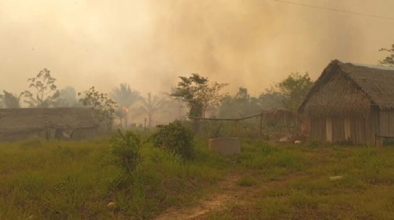 El fuego acechaba las casas en la comunidad de Colorado