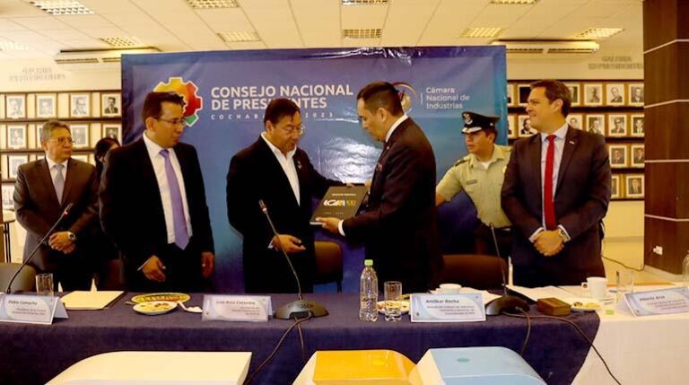 El presidente Luis Arce llega al Consejo Nacional de los Presidentes de las Cámaras de Industria reunido en Cochabamba