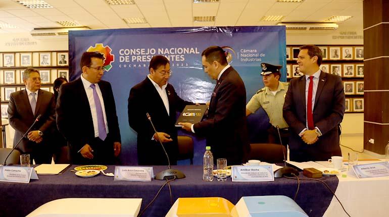 El presidente Luis Arce llega al Consejo Nacional de los Presidentes de las Cámaras de Industria reunido en Cochabamba
