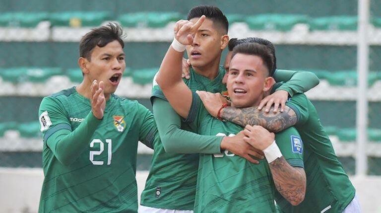 Henry Vaca (der.) celebra con sus compañeros el primer gol de Bolivia sobre Perú