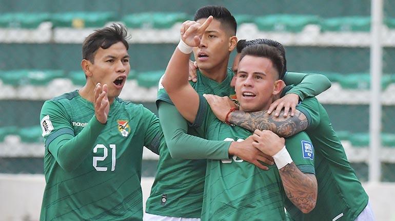 Henry Vaca (der.) celebra con sus compañeros el primer gol de Bolivia sobre Perú