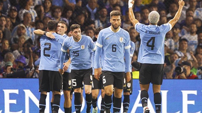 Jugadores charrúas se abrazan tras el primer gol sobre Argentina